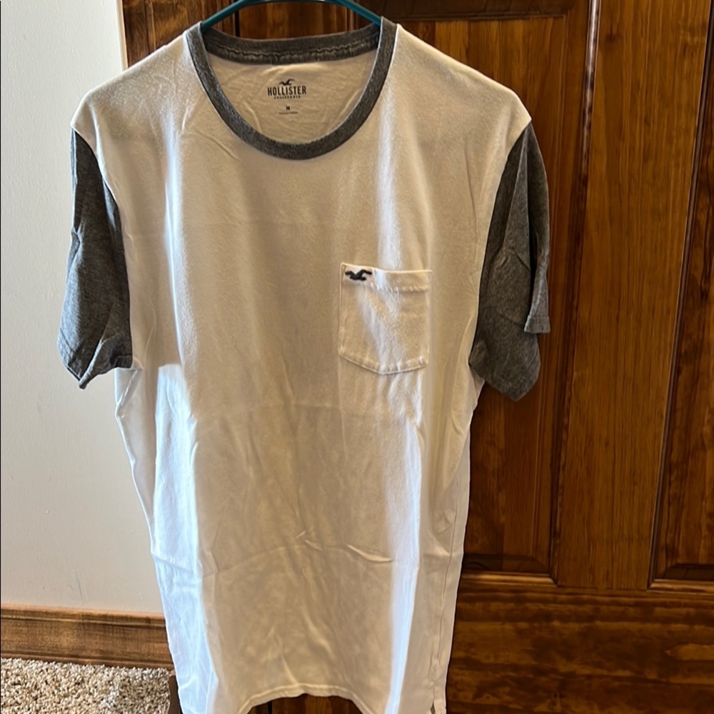 Hollister White and Gray Short Sleeve Tee with Sporty Color-Block Design